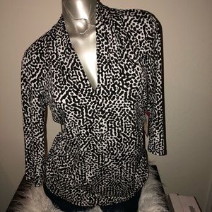 ⭐️ NWT Vince Camuto printed 3/4 blouse printed